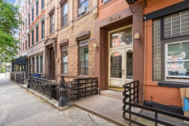 Foto del edificio - 1033 Washington St