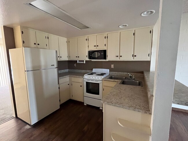 Building Photo - 2 Bedroom - 1Bath Condo