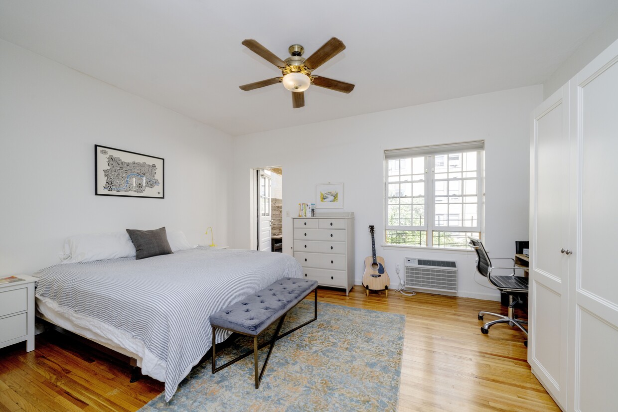 Foto del edificio - 2-BR, 1-Bath Duplex + PRIVATE Roof Deck