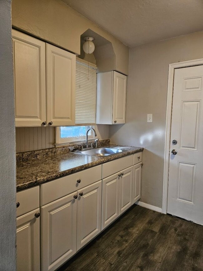 Building Photo - 10116 Cloverdale Dr