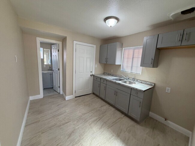 Foto del edificio - Updated w/wrap around Porch!