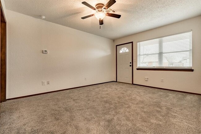 Building Photo - 722 W Perry Dr