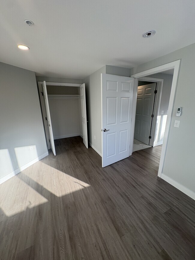 Building Photo - 32 Main St