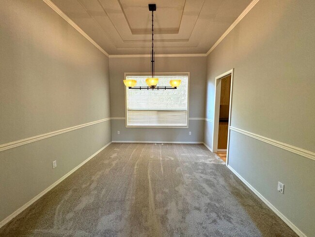 Building Photo - Spacious 4 bedroom plus den in Kirkland Fi...