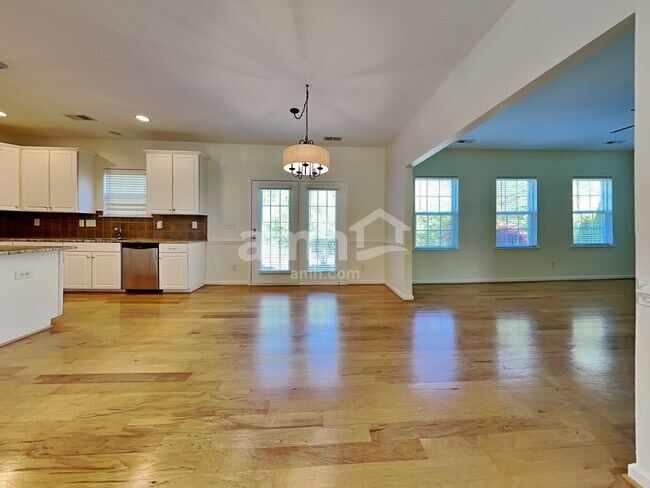 Foto del edificio - 12216 Palomar Dr