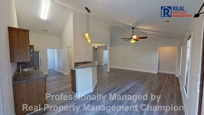 Foto del edificio - 3BD/2BA home w/vaulted ceilings, fireplace, 2-car garage, deck and fenced backyard