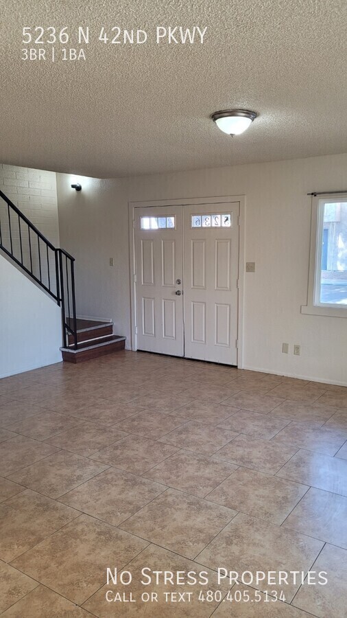 Foto del edificio - 3 Bed Town Home off 43rd Ave & Camelback Rd!