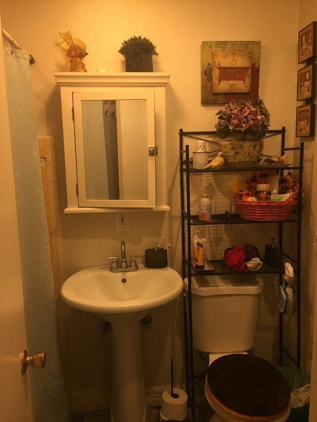 Foto del edificio - Three Bedroom House For Lease