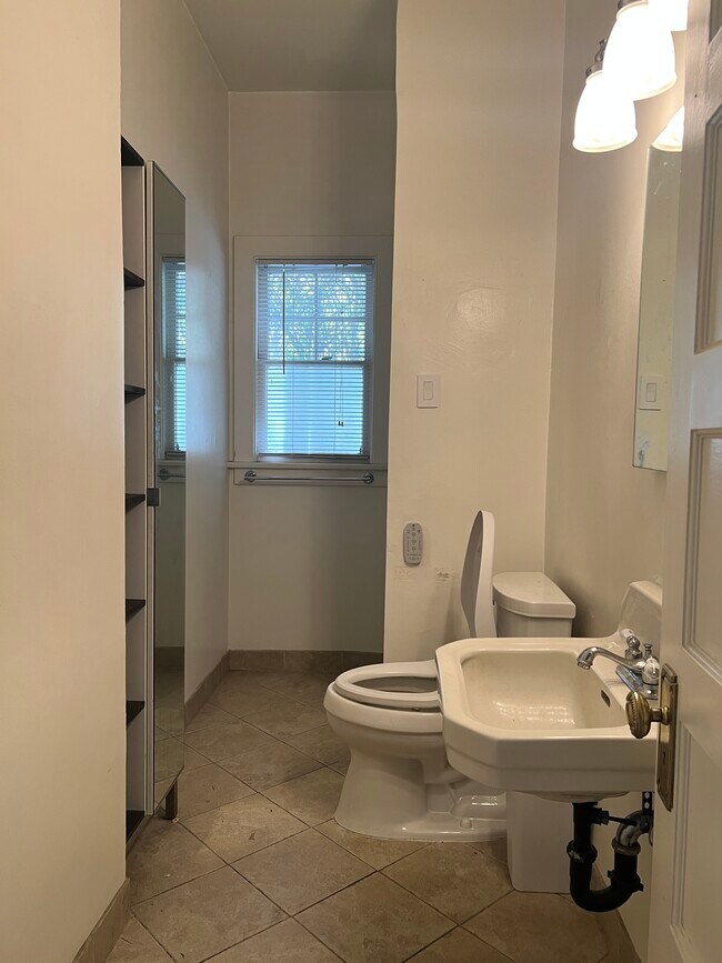 baño - 105 S El Molino Ave