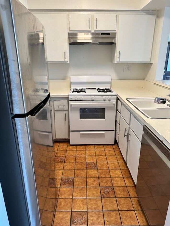 Building Photo - Spacious second floor condo located in the...