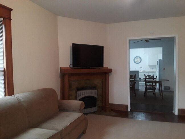 sala de estar/televisor roku - 628 E 6th St