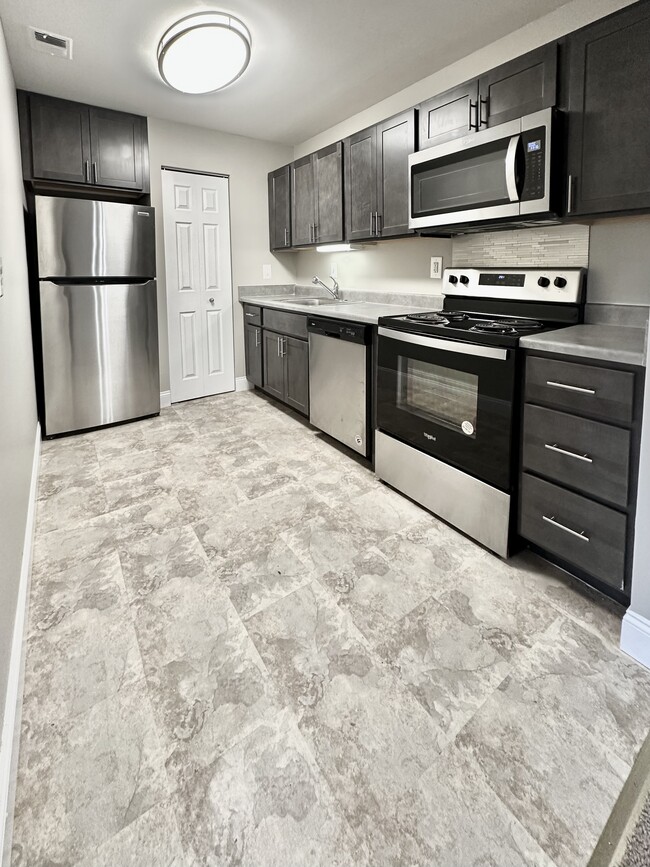 Kitchen - Upgraded (2br) - Hidden Village Apartments