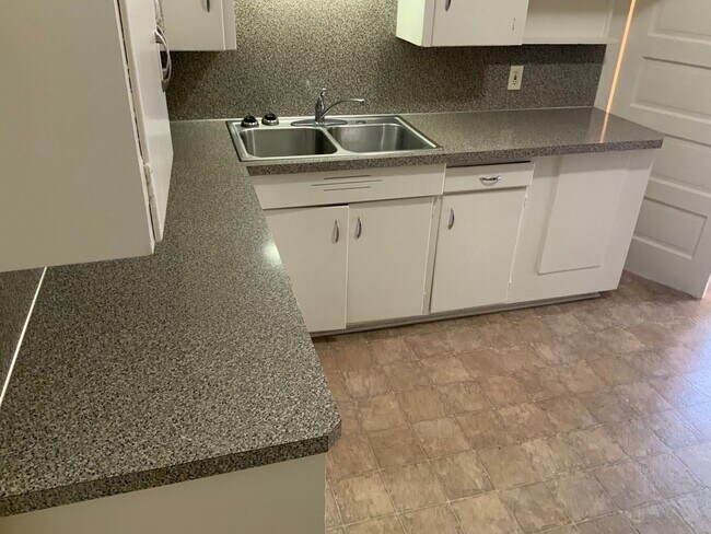 Building Photo - 2 Bedroom Unit in Triplex Near Downtown and Campus