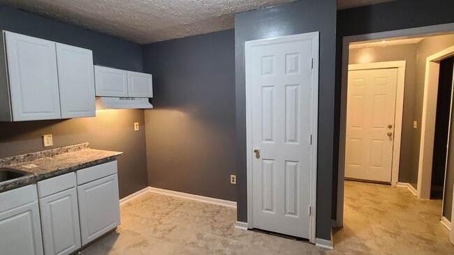 Building Photo - 2 Bedroom 1 Bath Home- Midtown Columbus