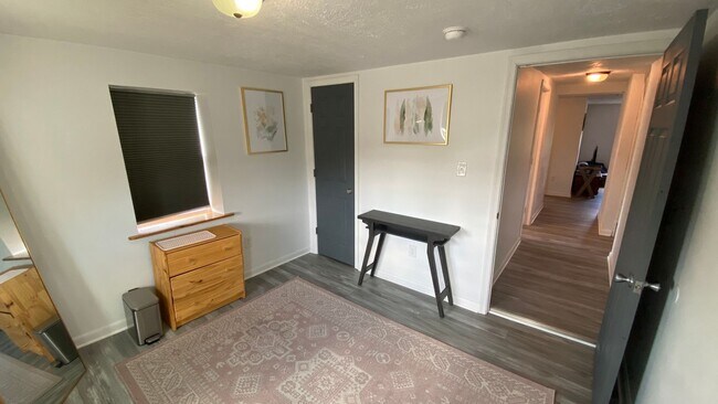 Building Photo - 2nd floor Apartment