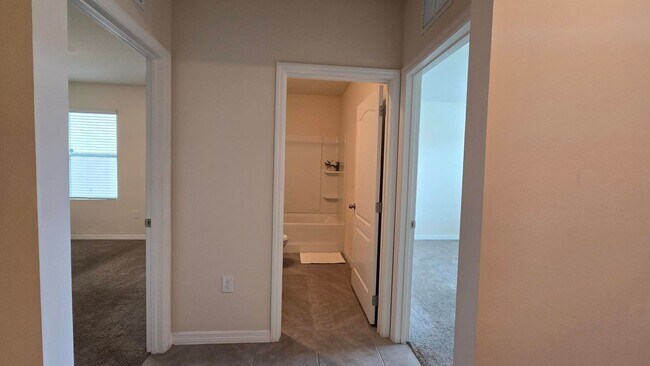 Foto del edificio - Beautiful 4 Bedroom, 2 bath home is Availa...