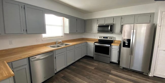 Building Photo - 992 S Marion Ave