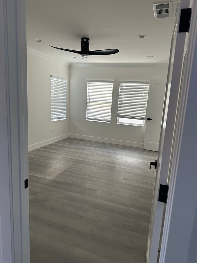 Building Photo - 500 W Buckthorn St