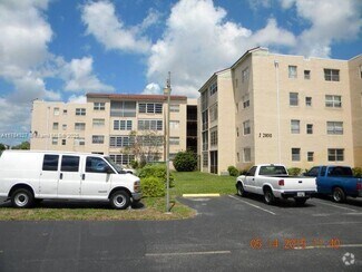 Building Photo - 2850 Somerset Dr