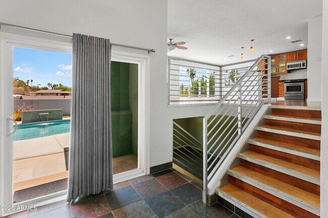 Foto del edificio - 2221 E Belmont Ave