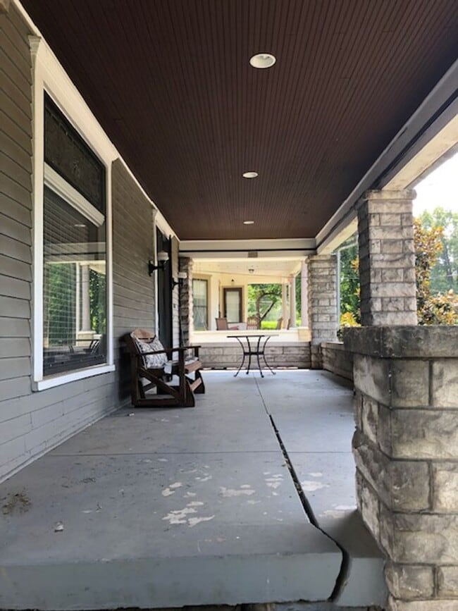 Foto del edificio - Great historical home! PRICE LOWERED to $2395- walking distance to downtown & WKU