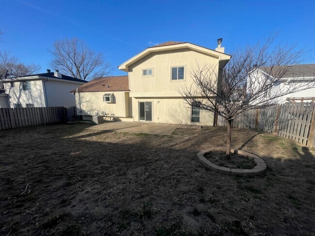 Building Photo - Home For Rent Bellevue.