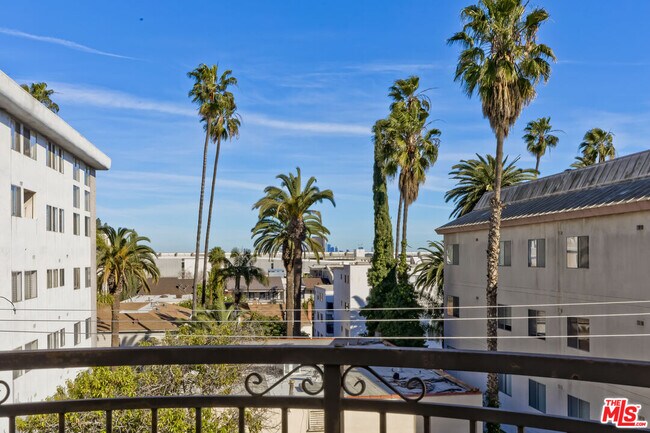 Building Photo - 132 S Maple Dr