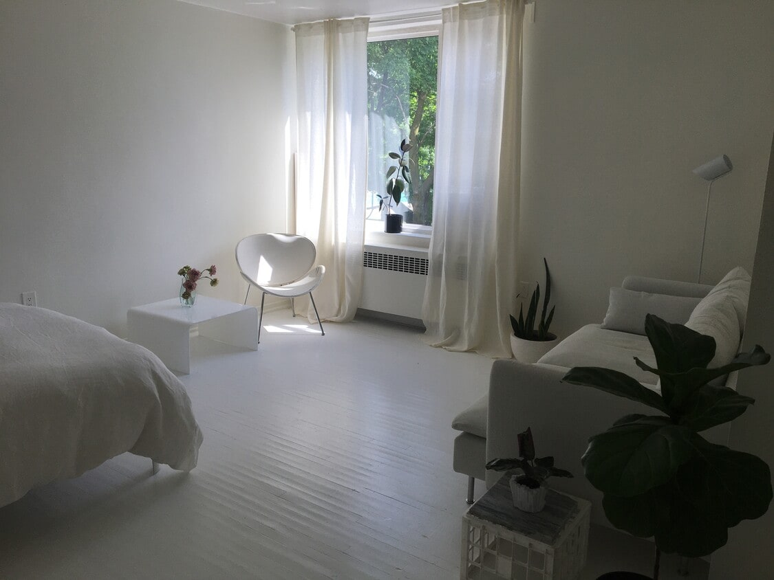 Primary Photo - Bright Studio Apartment on Lake