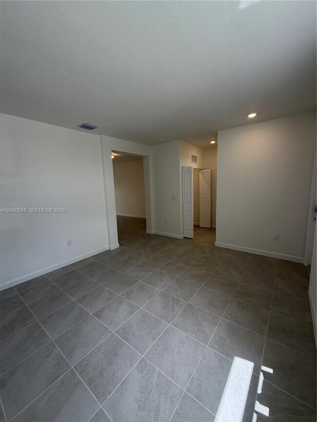 Building Photo - 2664 SE 25th Ter