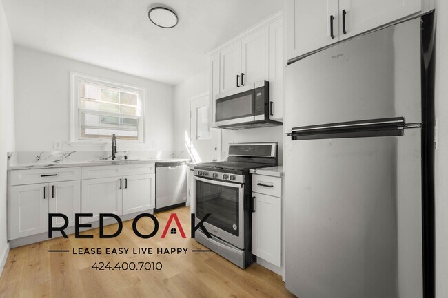 Foto del edificio - ~4 Weeks FREE~ Newly Refreshed Three Bedro...