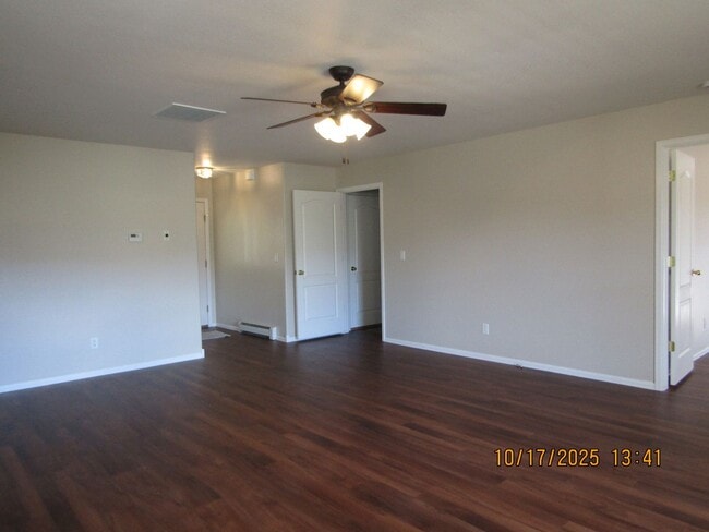 Building Photo - Charming Home!