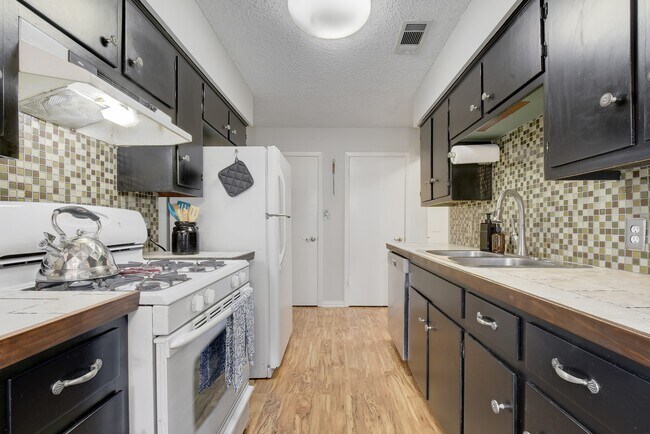 La cocina incluye lavavajillas. - 501 Wolverton Dr