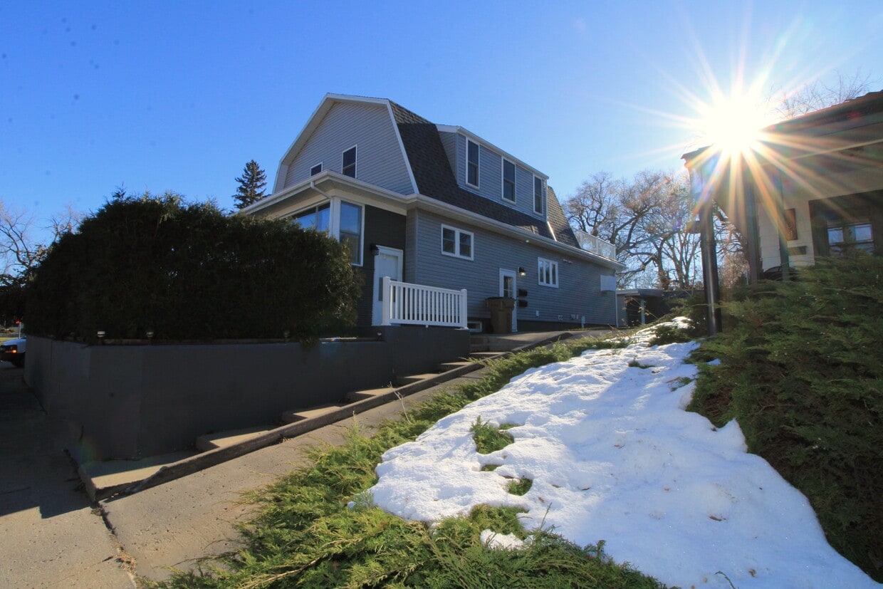 Foto principal - 208 7th Ave SE