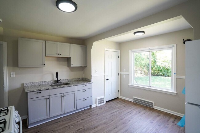 Foto del edificio - Fully Renovated 3-Bedroom Home – Move-In R...