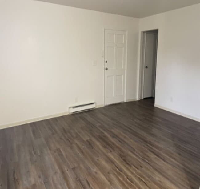 Building Photo - Large 2 bedroom apartment with washer/dryer hookup