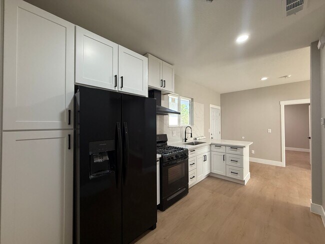 Foto del edificio - Lancaster Remodeled 3 bedroom ADU - Available Now!