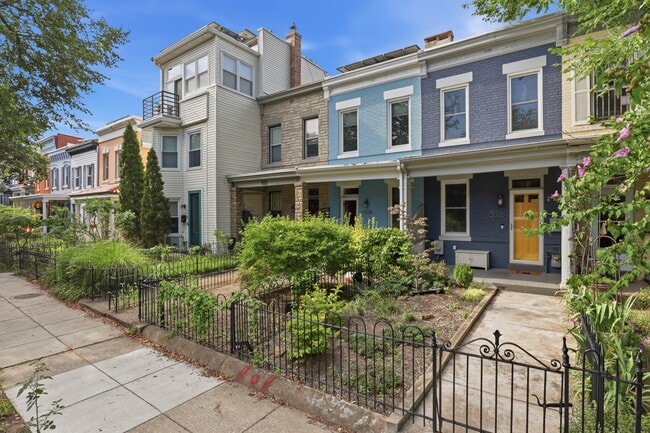 Building Photo - 1526 D St SE