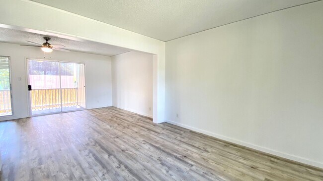 Foto del edificio - Renovated 3 BED/1.5 BATH/2 PRKG, Lanai and...