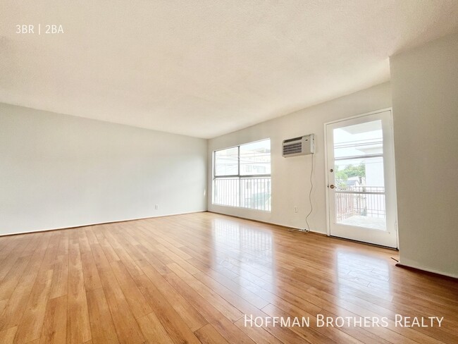 Building Photo - 1142 N Orange Grove Ave