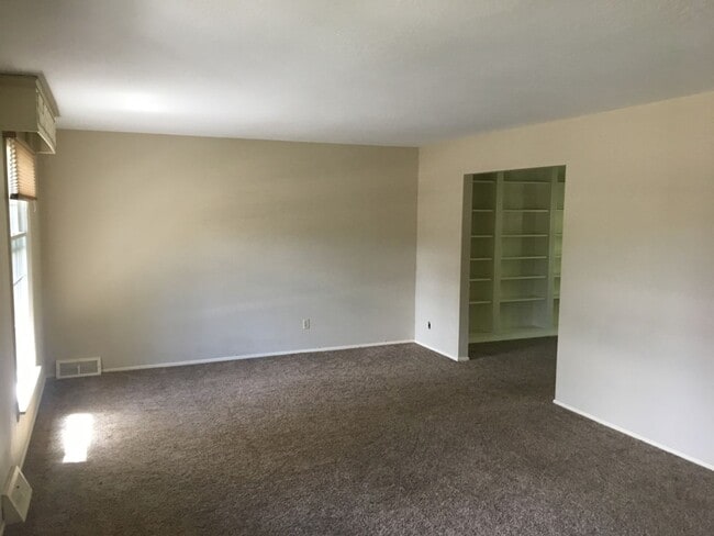 Building Photo - Nice 4 bedroom home in Coconino Estates