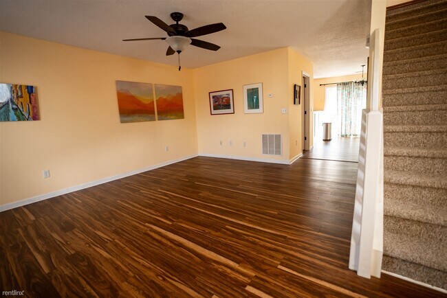 Building Photo - 3 br, 1.5 bath Townhome - 854 Merlins Way