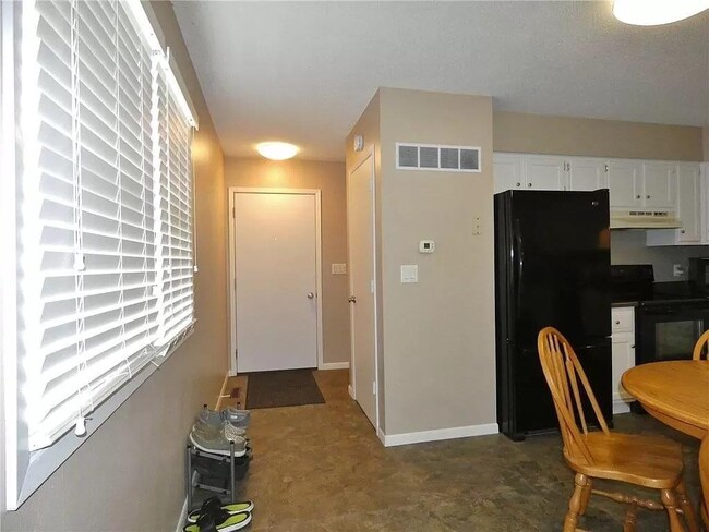 Entry way - 77 Brook Cir