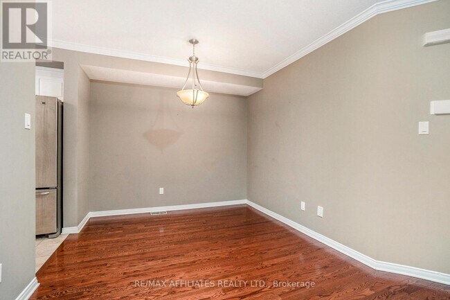 Photo du bâtiment - 714 Regiment Ave