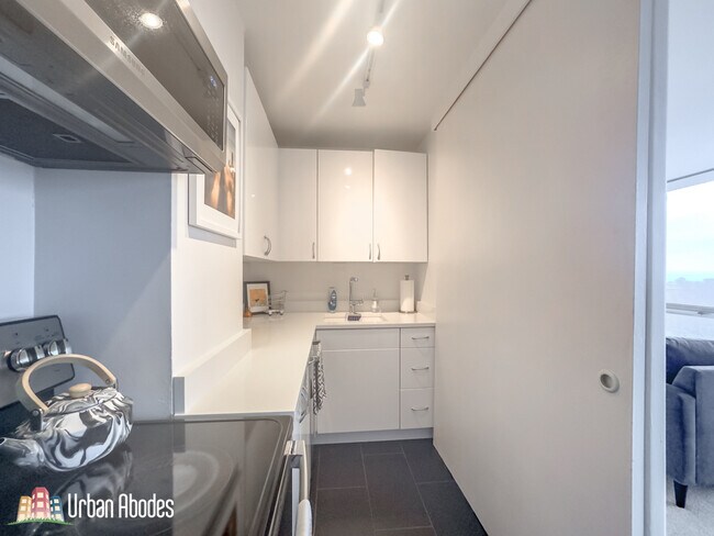 Foto del edificio - 2400 N Lakeview Ave