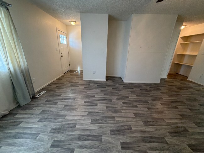 Building Photo - 914 S Del Norte Ave