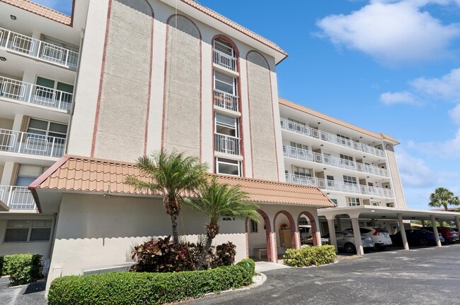 Building Photo - 911 Gardenia Dr