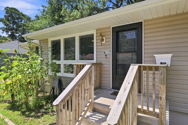 Foto del edificio - Updated Ranch with Garage, Fenced Yard & One-Level Living