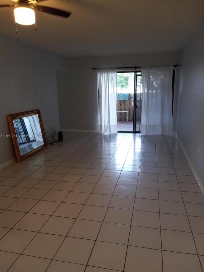 Building Photo - 9419 Fontainebleau Blvd