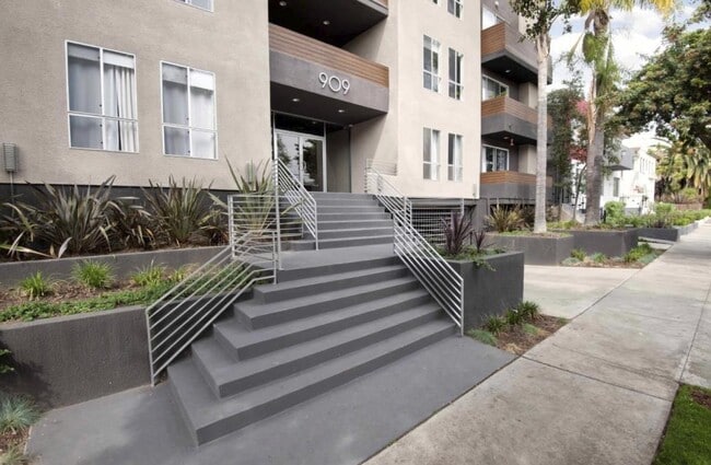 Foto del edificio - 909 N Gardner St