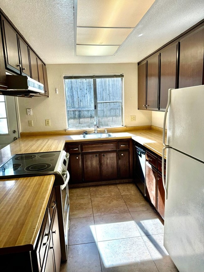 Building Photo - Cute Duplex in Convenient Location!